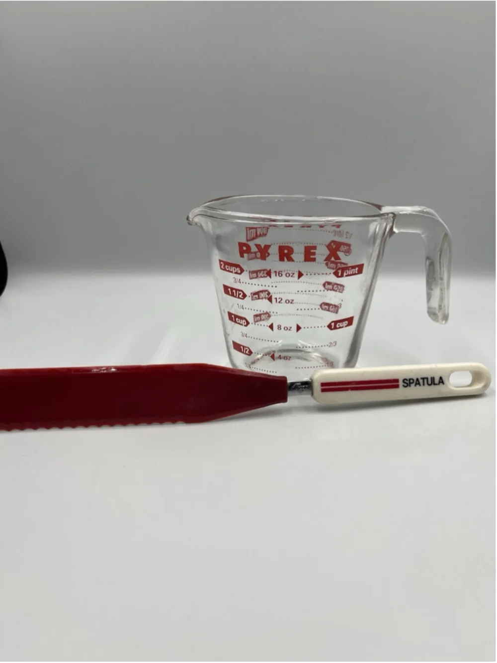 RARE VINTAGE ROGERS Co NYLON LONG ICING SPREADER RED JAPAN W/PYREX MEASURECUP